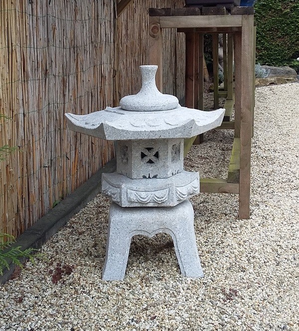 Lanterne japonaise en granite rokkaku yukimi. lanterne pour jardin zen